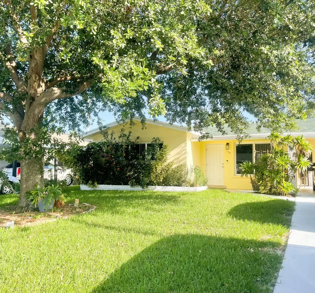 910 Pine Tree Drive Lantana FL 33462