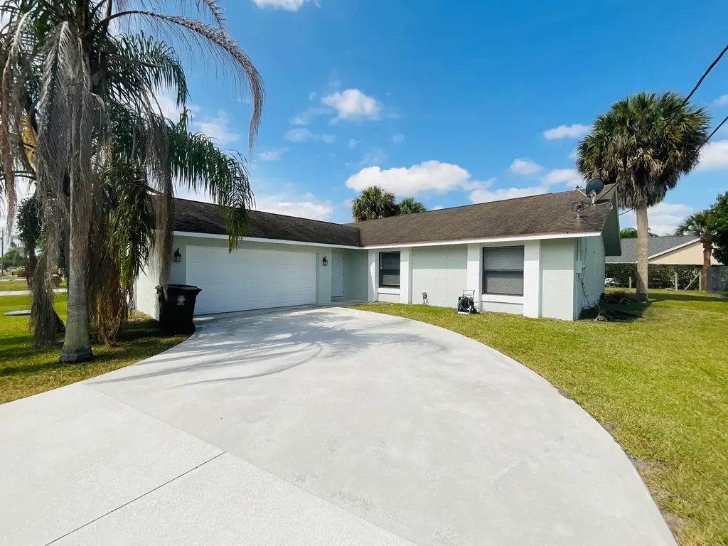 2020 SE Parrot Street Port St Lucie FL 34952