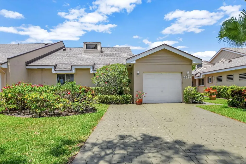 6819 Fountains Circle Lake Worth FL 33467