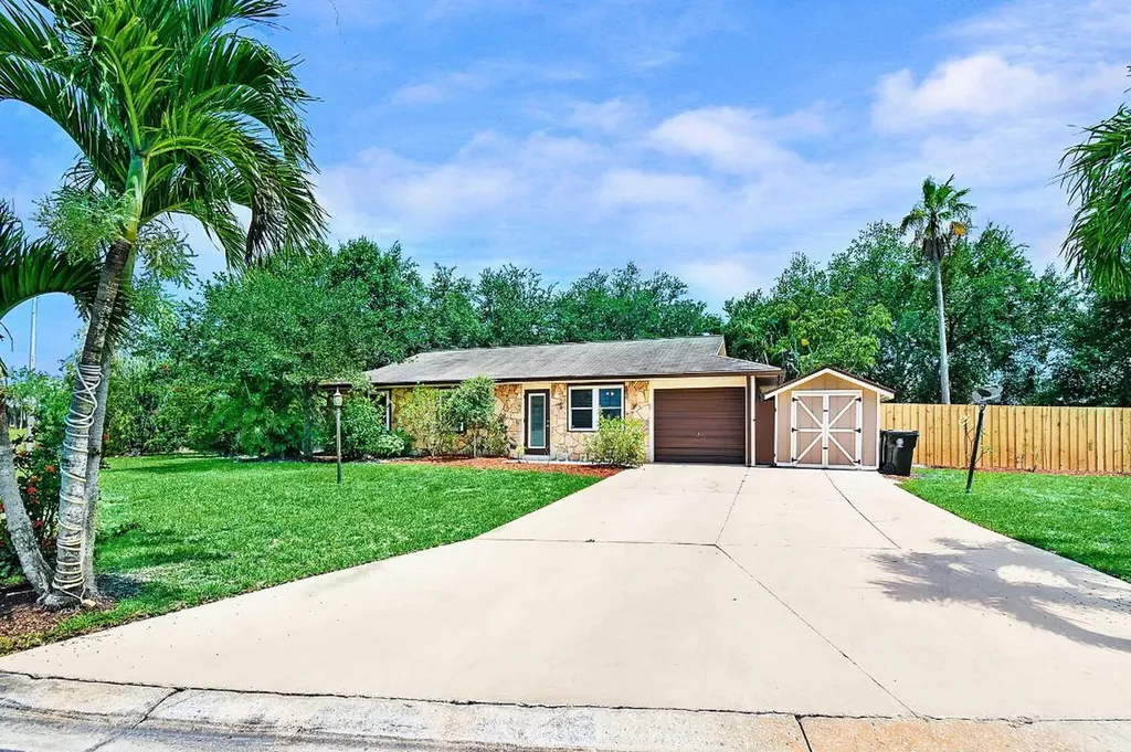 1437 SE Vesthaven Circle Port St Lucie FL 34952