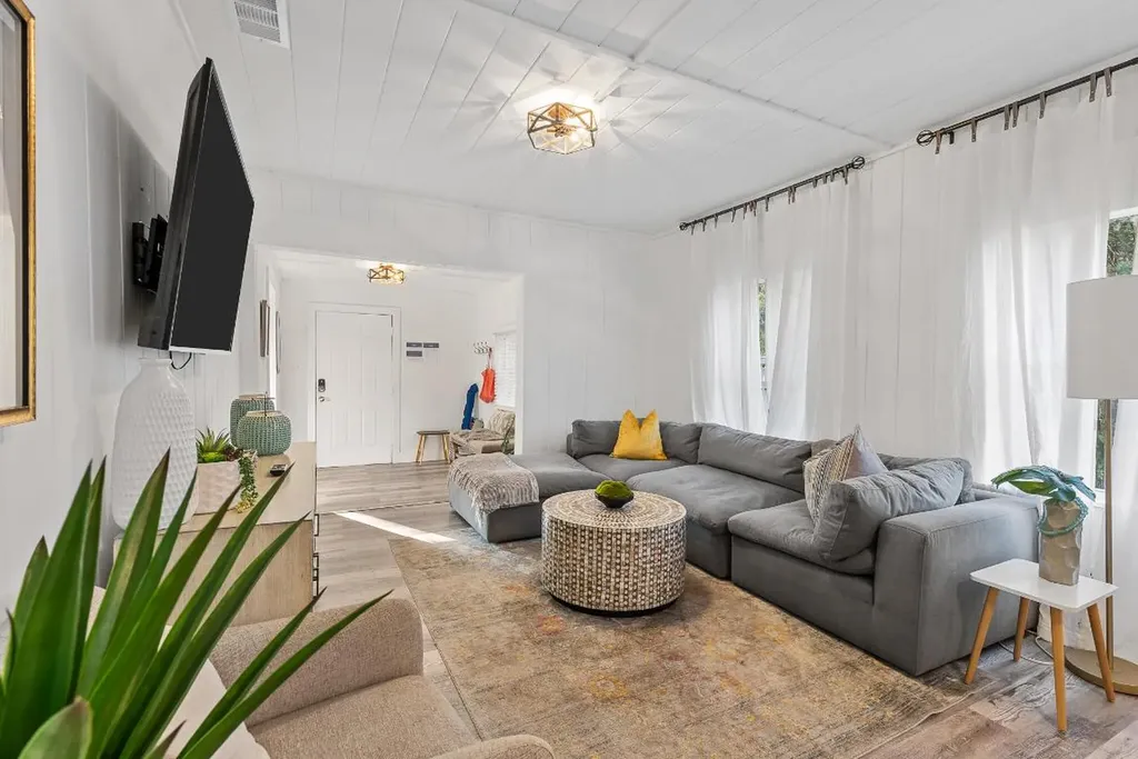 621 SE 3rd Avenue Delray Beach FL 33483