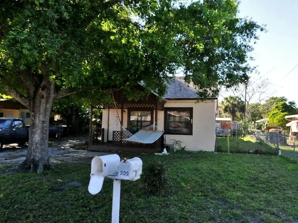 909 S 15th Street Fort Pierce FL 34950