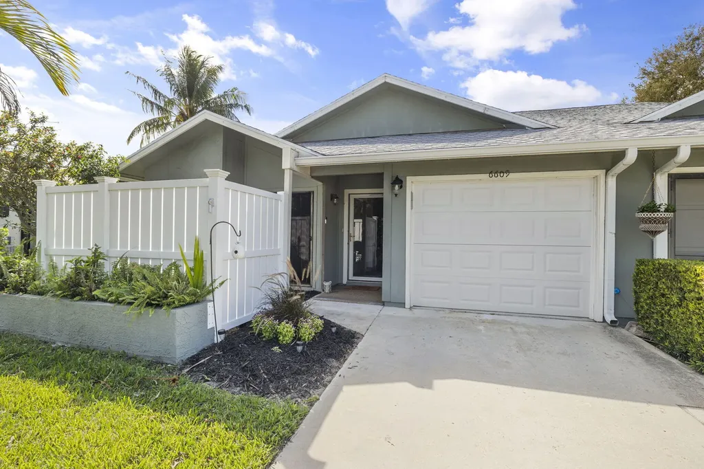 6609 SE Yorktown Drive Hobe Sound FL 33455