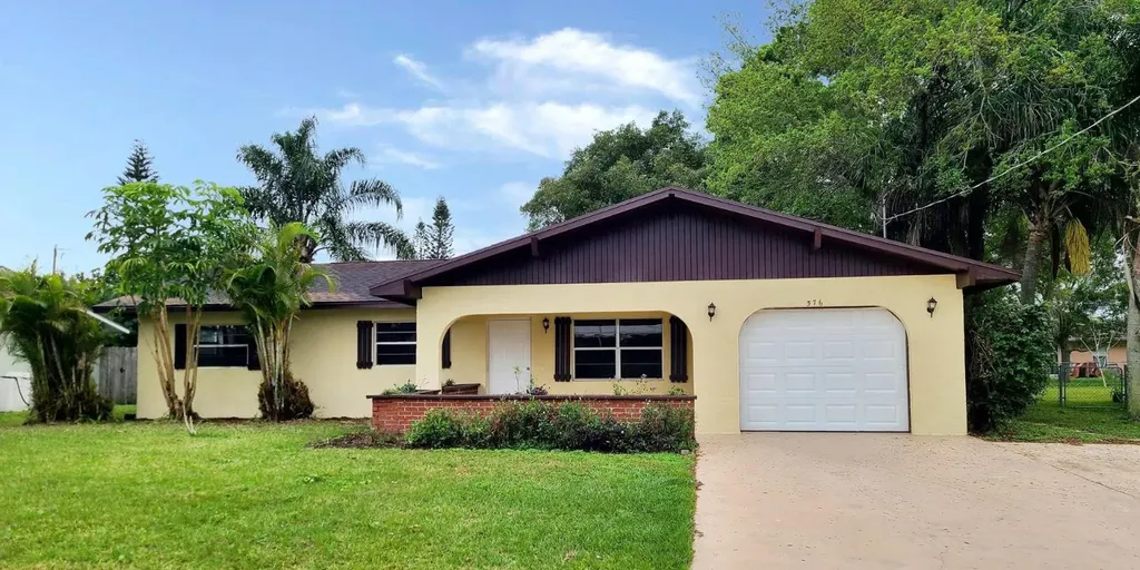 576 SE Greenway Terrace Port St Lucie FL 34983