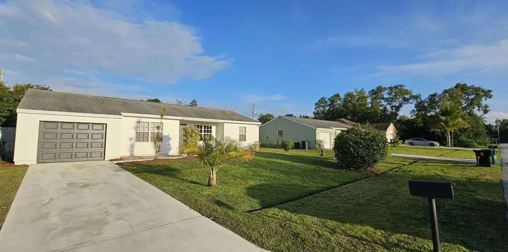 2537 SE Lakewood Street Port St Lucie FL 34952