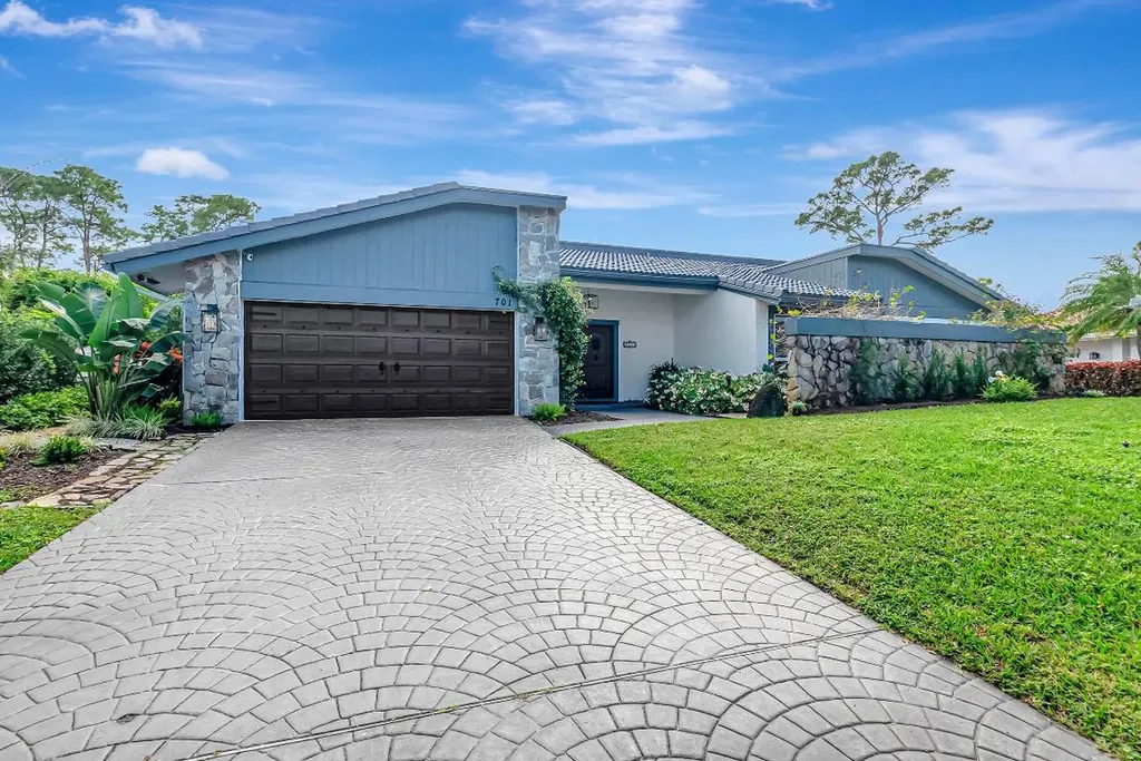 701 Lakewoode Circle W Delray Beach FL 33445