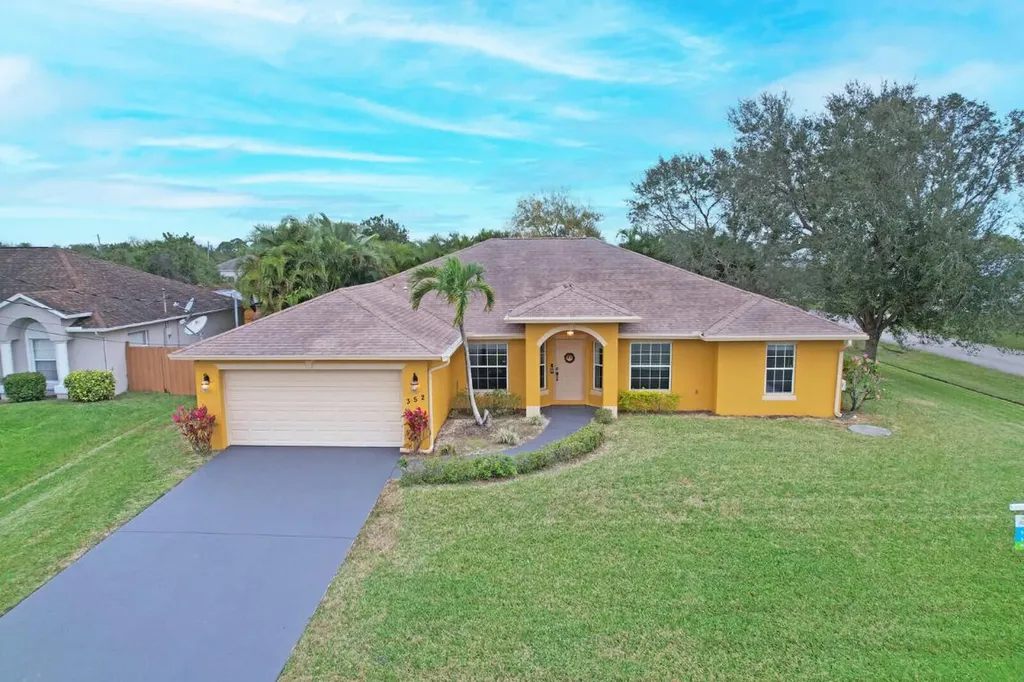 352 SW South Quick Circle Port St Lucie FL 34953