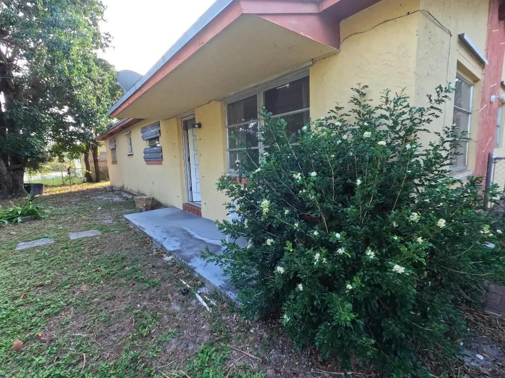 1012 Alto Road Lantana FL 33462
