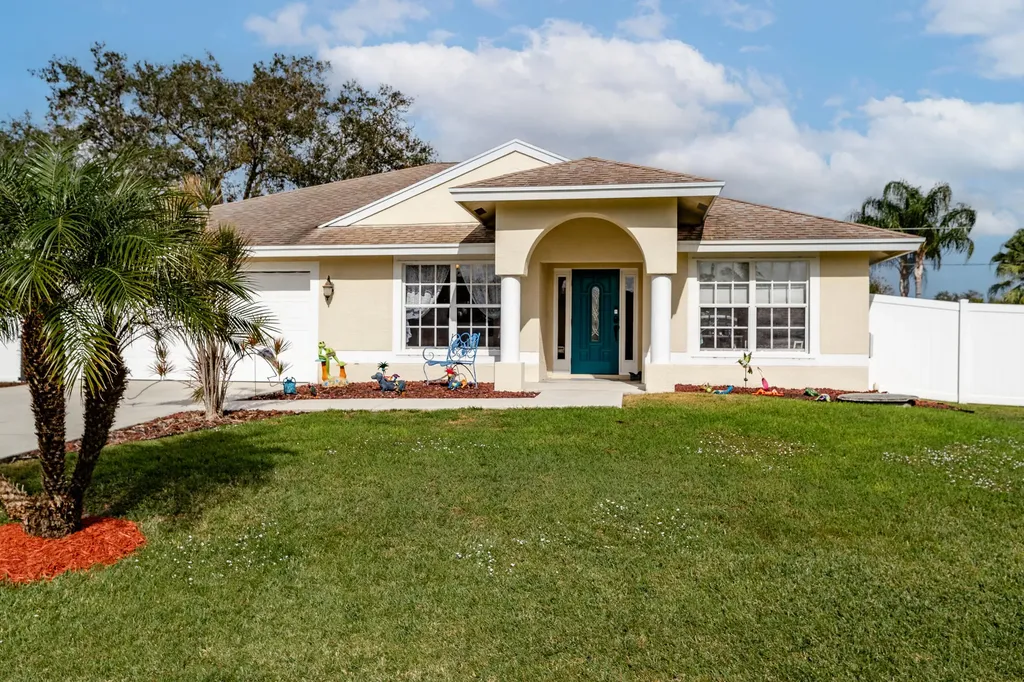 133 NE Dominican Terrace Port St Lucie FL 34983