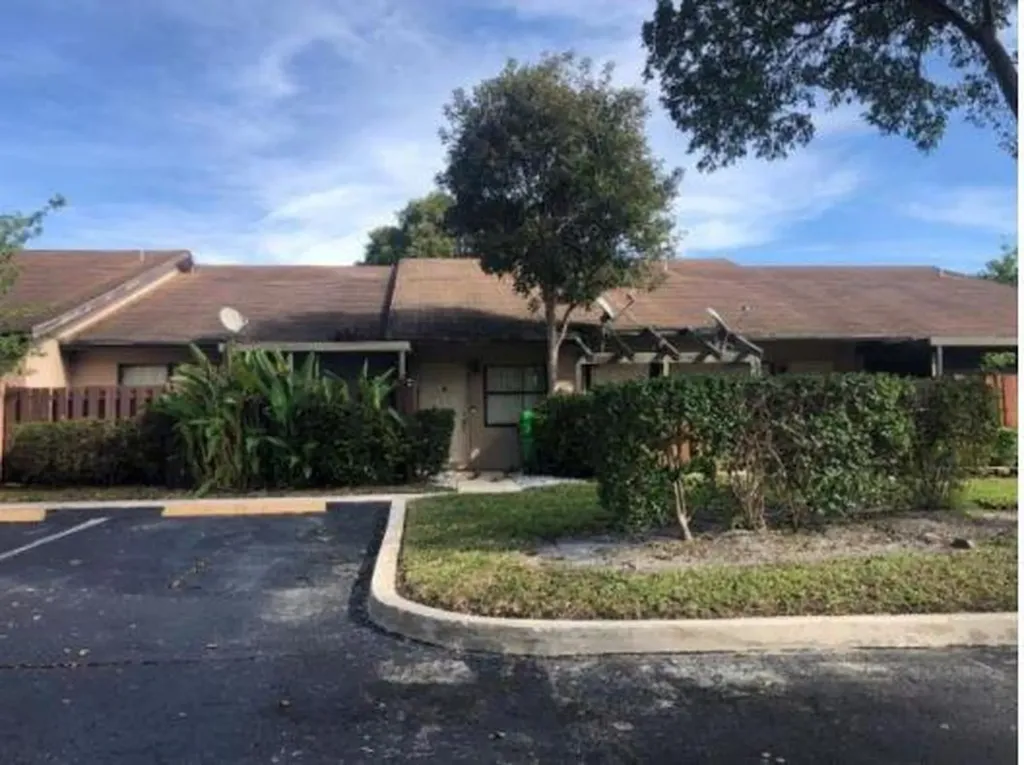 2622 N Nob Hill Road Sunrise FL 33322