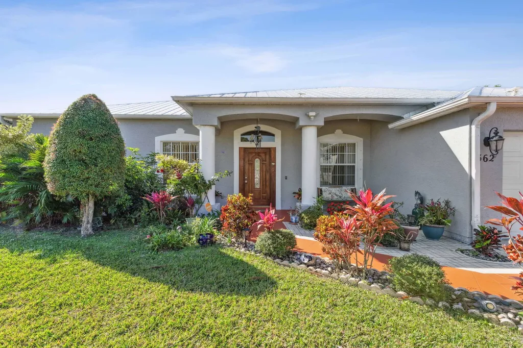 562 SW Duxbury Avenue Port St Lucie FL 34983