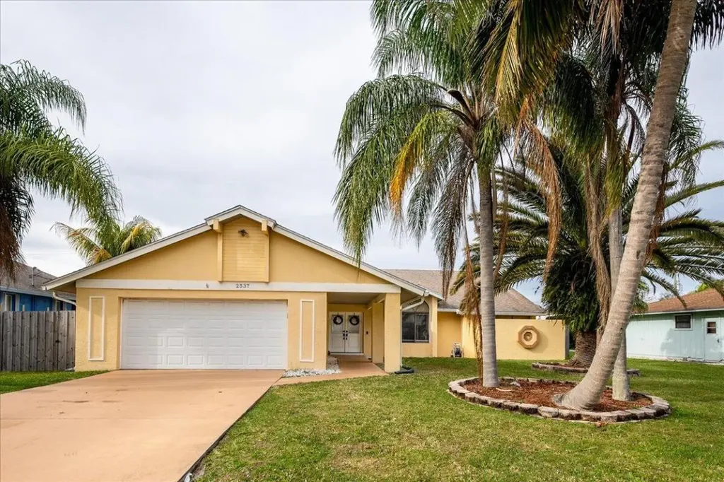 2537 SE Victory Avenue Port St Lucie FL 34952