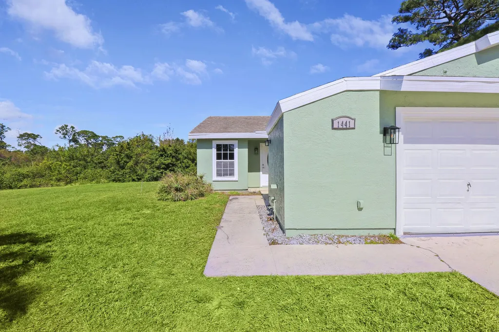 1441 SE Larkwood Circle Port St Lucie FL 34952
