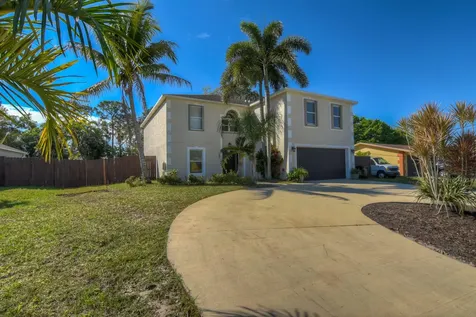 820 SE Sweetbay Avenue Port St Lucie FL 34983