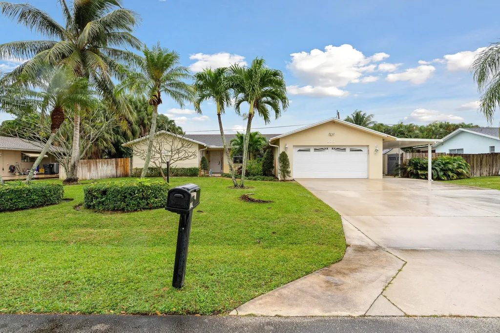121 W Plumosa Lane Lake Worth FL 33467