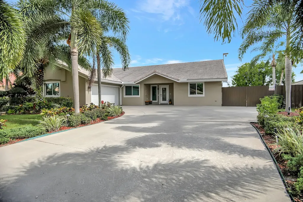 5040 King Arthur Avenue Davie FL 33331