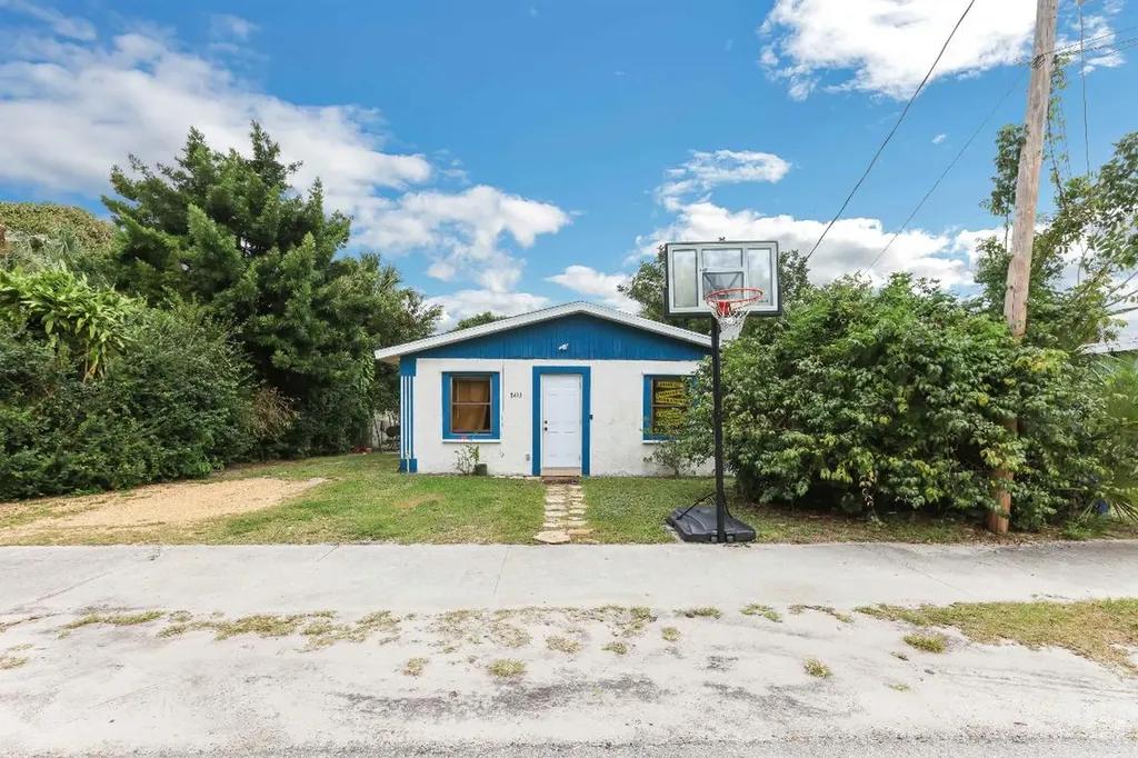8493 SE Date Street Hobe Sound FL 33455