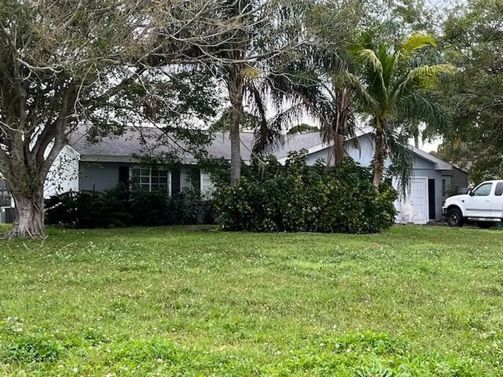1556 SE Burning Court Port St Lucie FL 34952