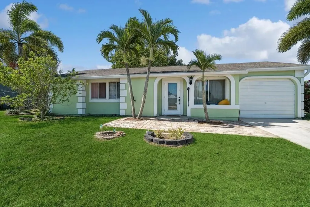 698 SW Bridgeport Drive Port St Lucie FL 34953