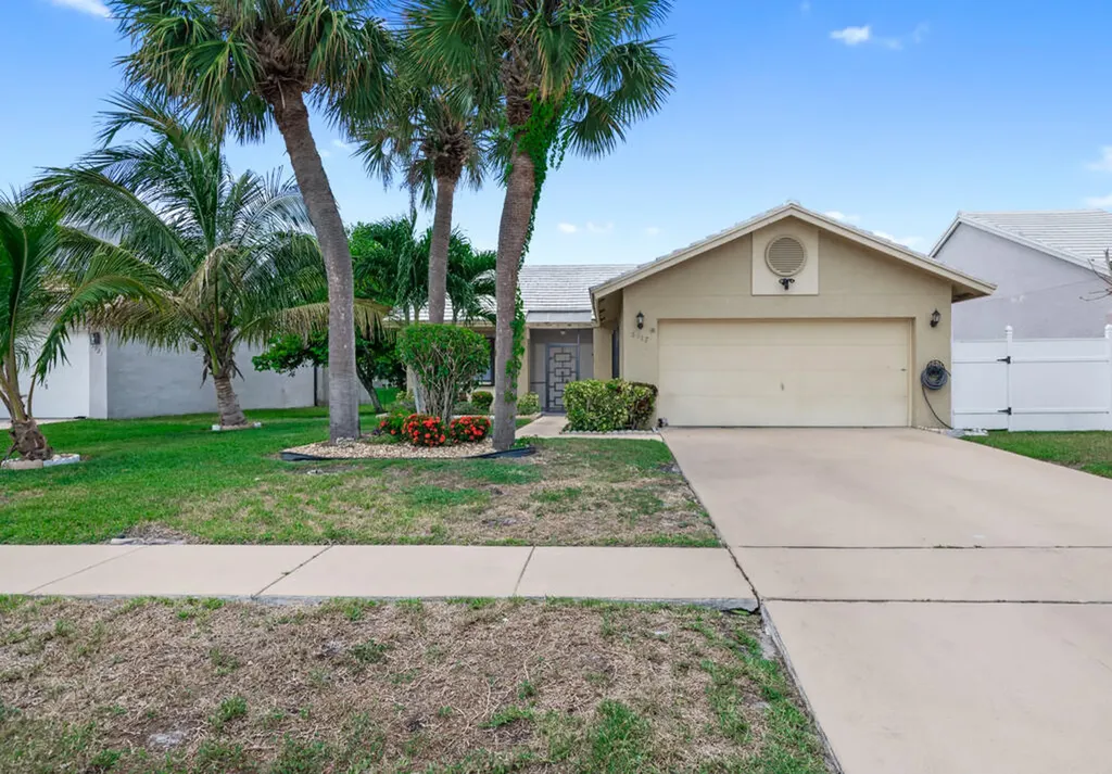 5917 Strawberry Lakes Circle Lake Worth FL 33463