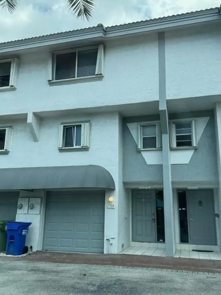 3320 SE 2nd Street Pompano Beach FL 33062