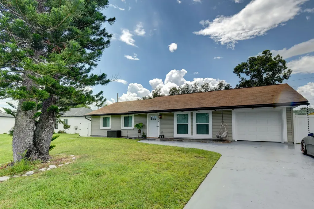 662 SE Chapman Avenue Port St Lucie FL 34984
