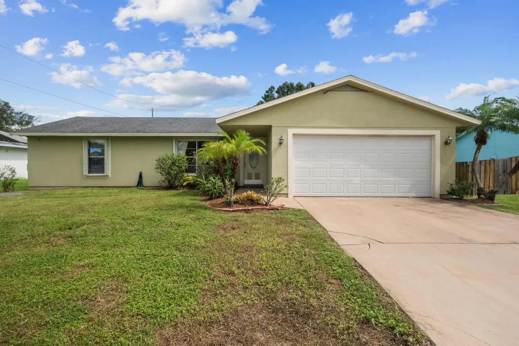 469 NW Reading Lane Port St Lucie FL 34983