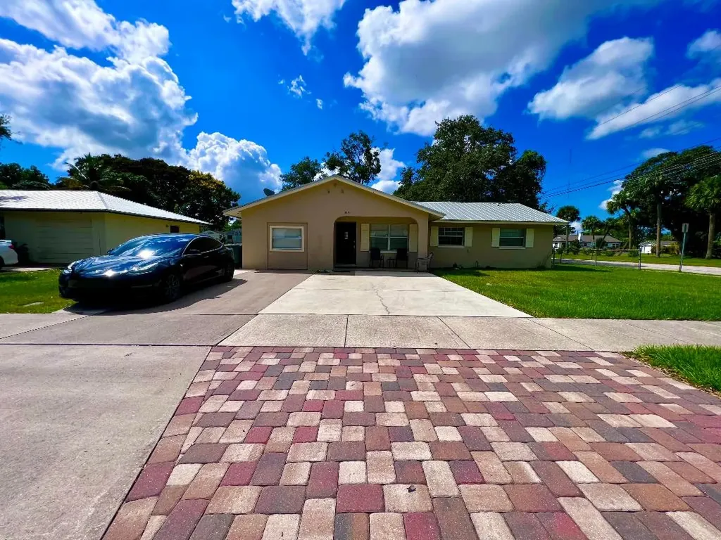 3215 Hibiscus Avenue Fort Pierce FL 34947