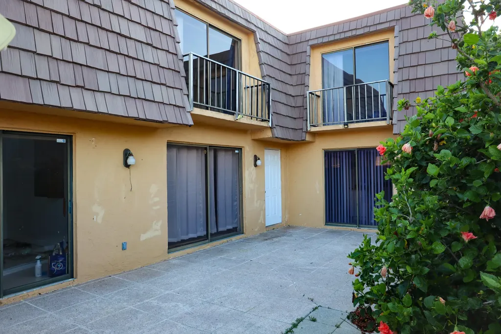 933 Springdale Circle Palm Springs FL 33461