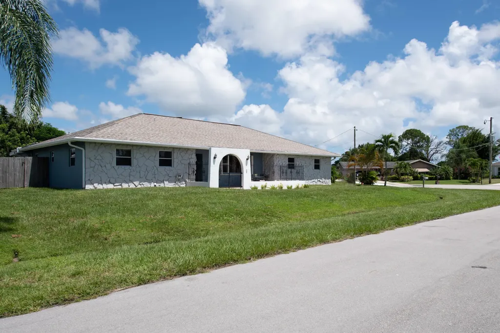 2419 SE Bordeaux Court Port St Lucie FL 34952