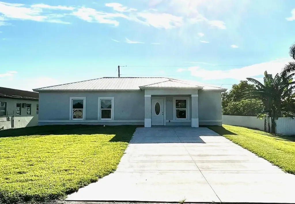 933 NW 1st Street Belle Glade FL 33430