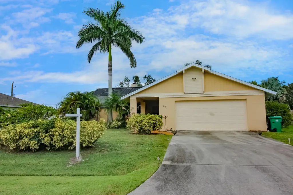 651 SE Starflower Avenue Port St Lucie FL 34983