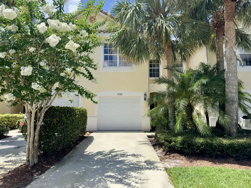 1133 Pinewood Lake Court Greenacres FL 33415