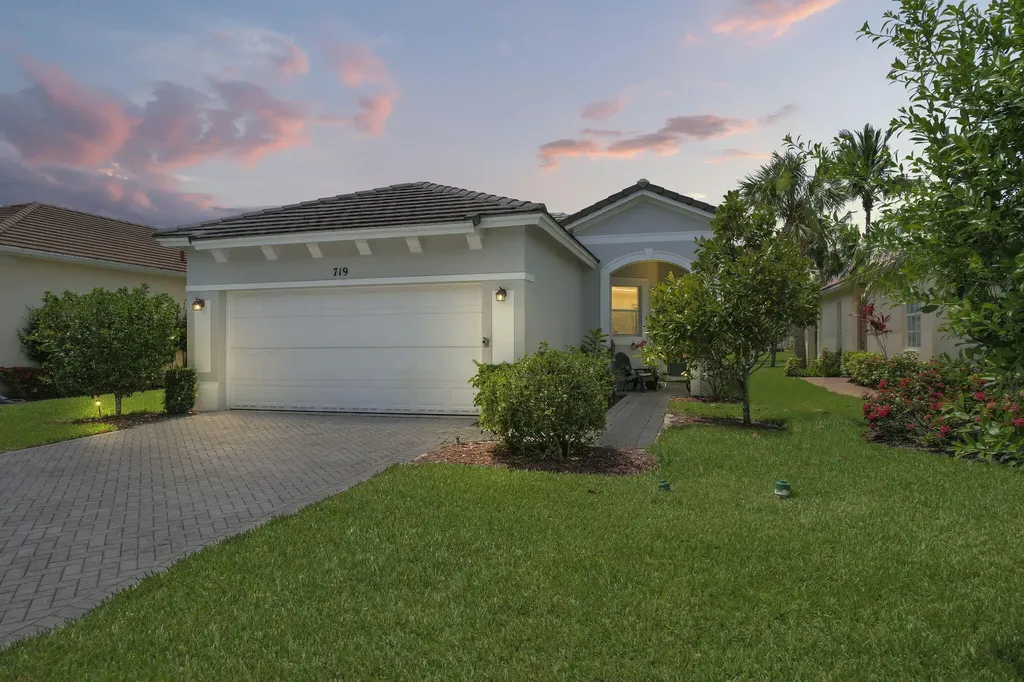 719 SW Rocky Bayou Terrace Port St Lucie FL 34986