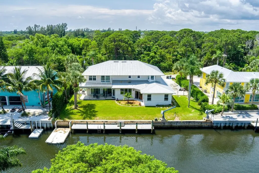 9205 SE Delafield Street Hobe Sound FL 33455