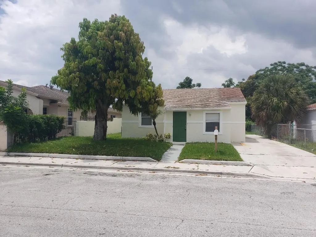 817 W 4th Street Riviera Beach FL 33404