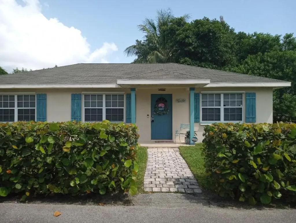 8696 SE Lyons Road Hobe Sound FL 33455