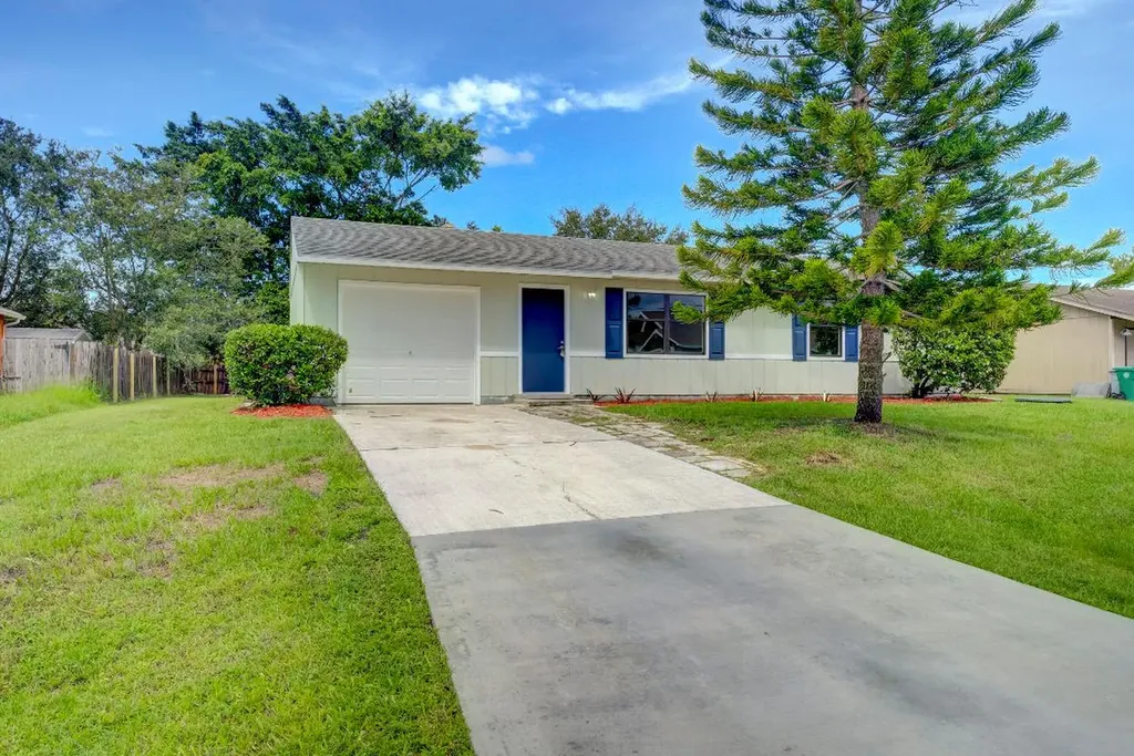 1913 SW Sunglow Street Port St Lucie FL 34953