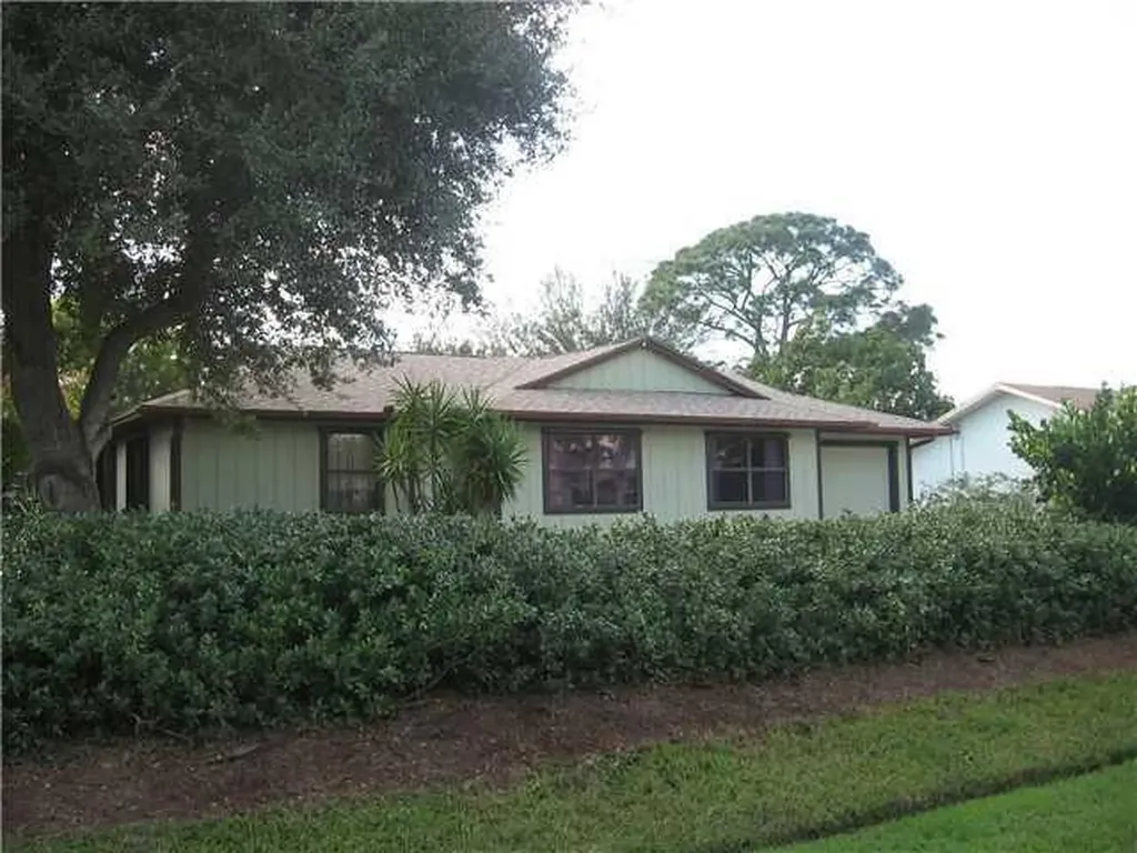 1752 SW Cloverleaf Street Port St Lucie FL 34953