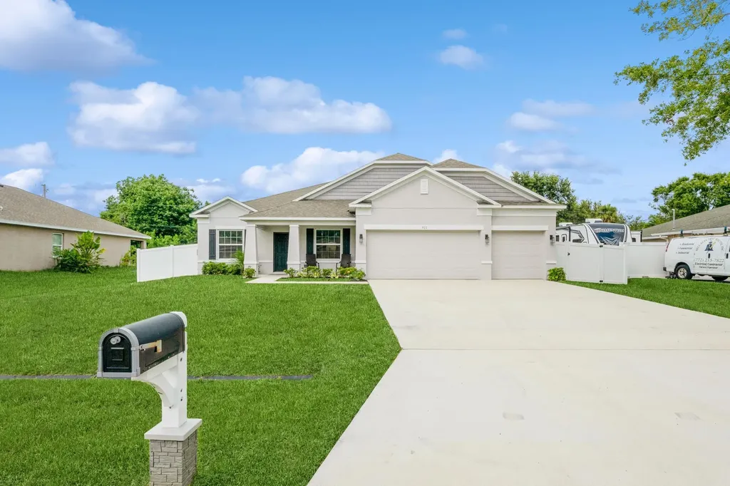911 SW Fable Avenue Port St Lucie FL 34953