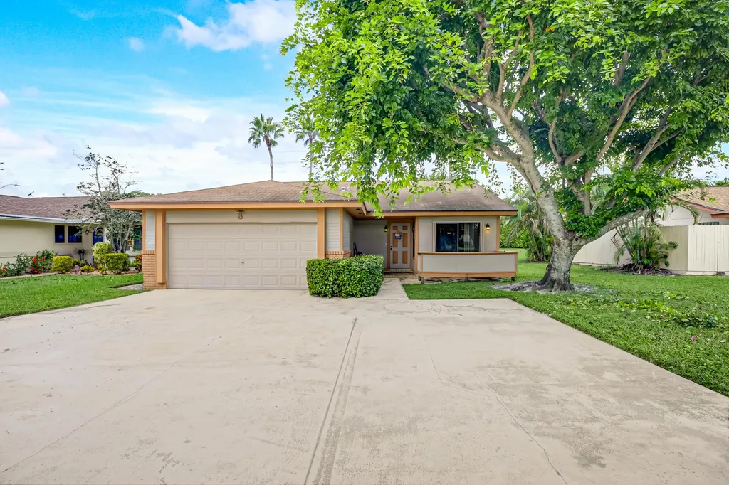 8 Cambridge Place Boynton Beach FL 33426