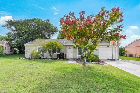 2037 SE Parkwood Circle Port St Lucie FL 34952