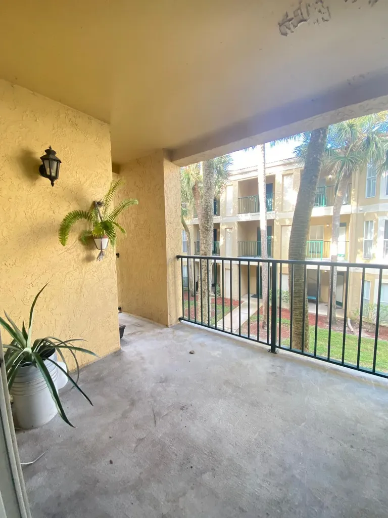 949 Riverside Drive Coral Springs FL 33071