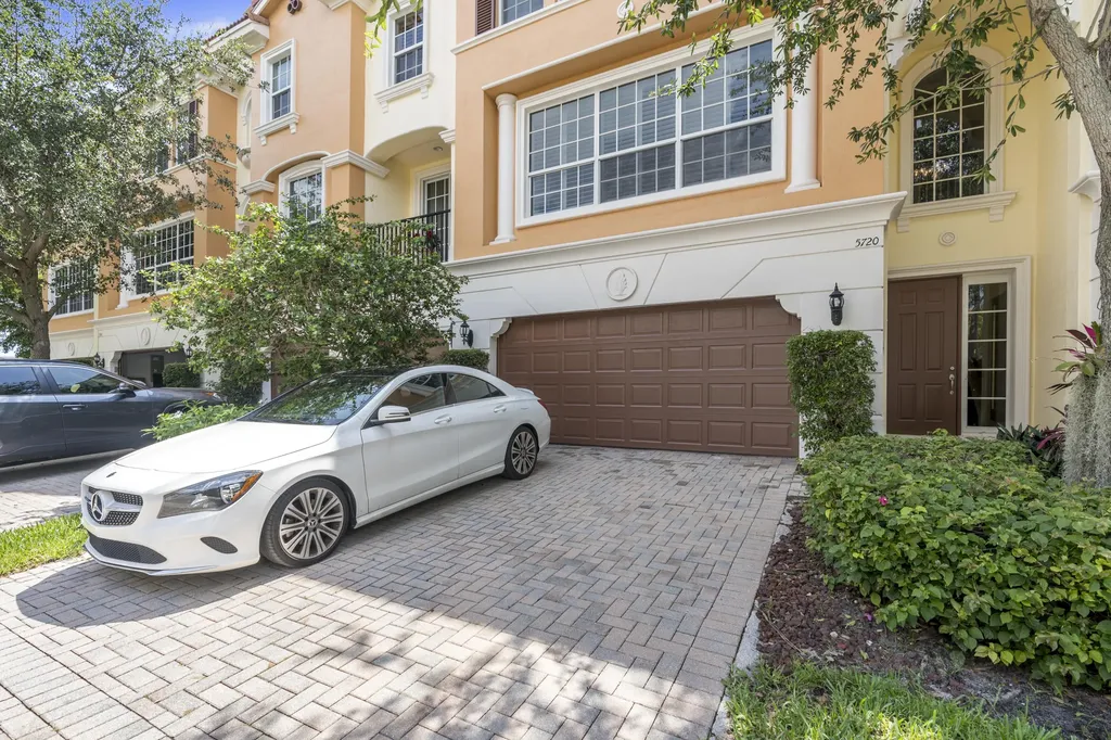 5720 NE Verde Circle Boca Raton FL 33487