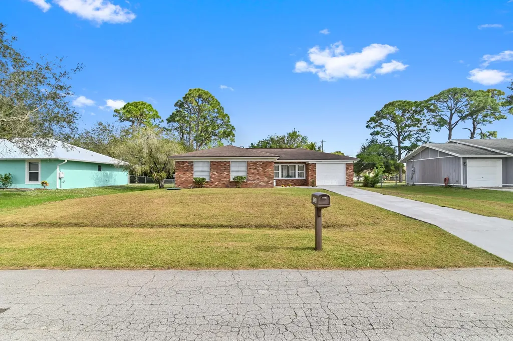 1281 SE Navajo Lane Port St Lucie FL 34983