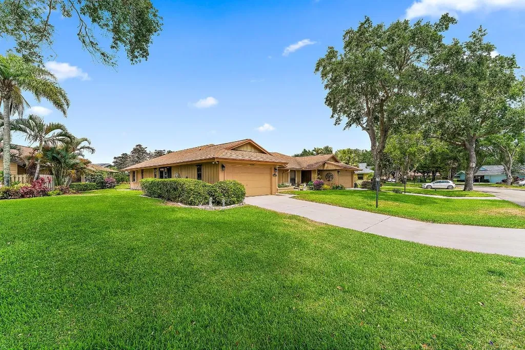12816 SE Pinehurst Court Hobe Sound FL 33455