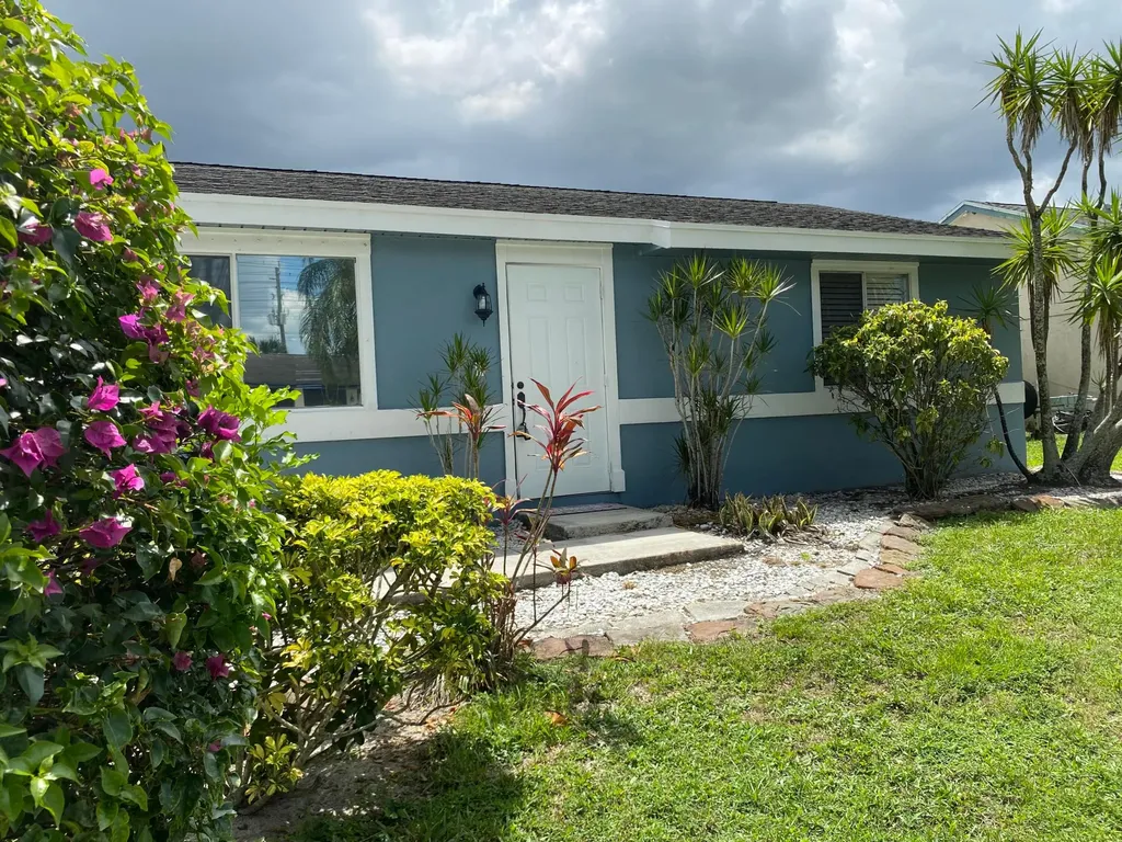 1065 Grandview Circle Royal Palm Beach FL 33411