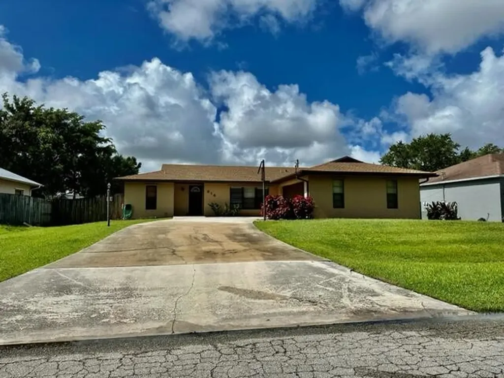 814 SE Carnival Avenue Port St Lucie FL 34983