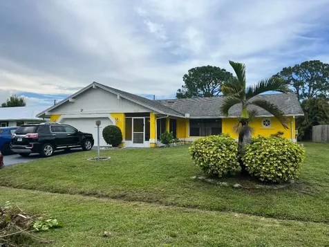 813 SE Sweetbay Avenue Port St Lucie FL 34983