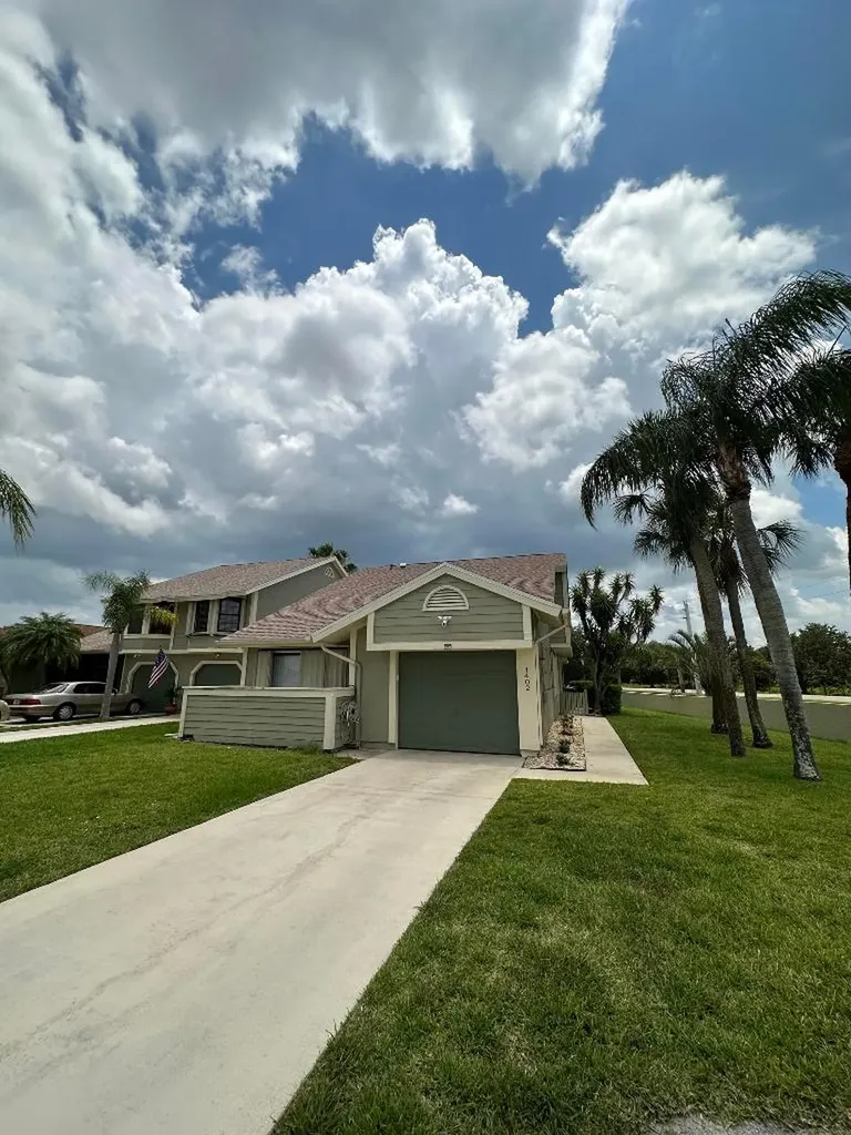 1402 SE Berwick Court Port St Lucie FL 34952